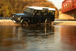http://aschermann.cz\/files/gimgs/th-5_5_land-rover-defender-01.jpg