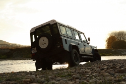 http://aschermann.cz\/files/gimgs/th-5_5_land-rover-defender-02.jpg